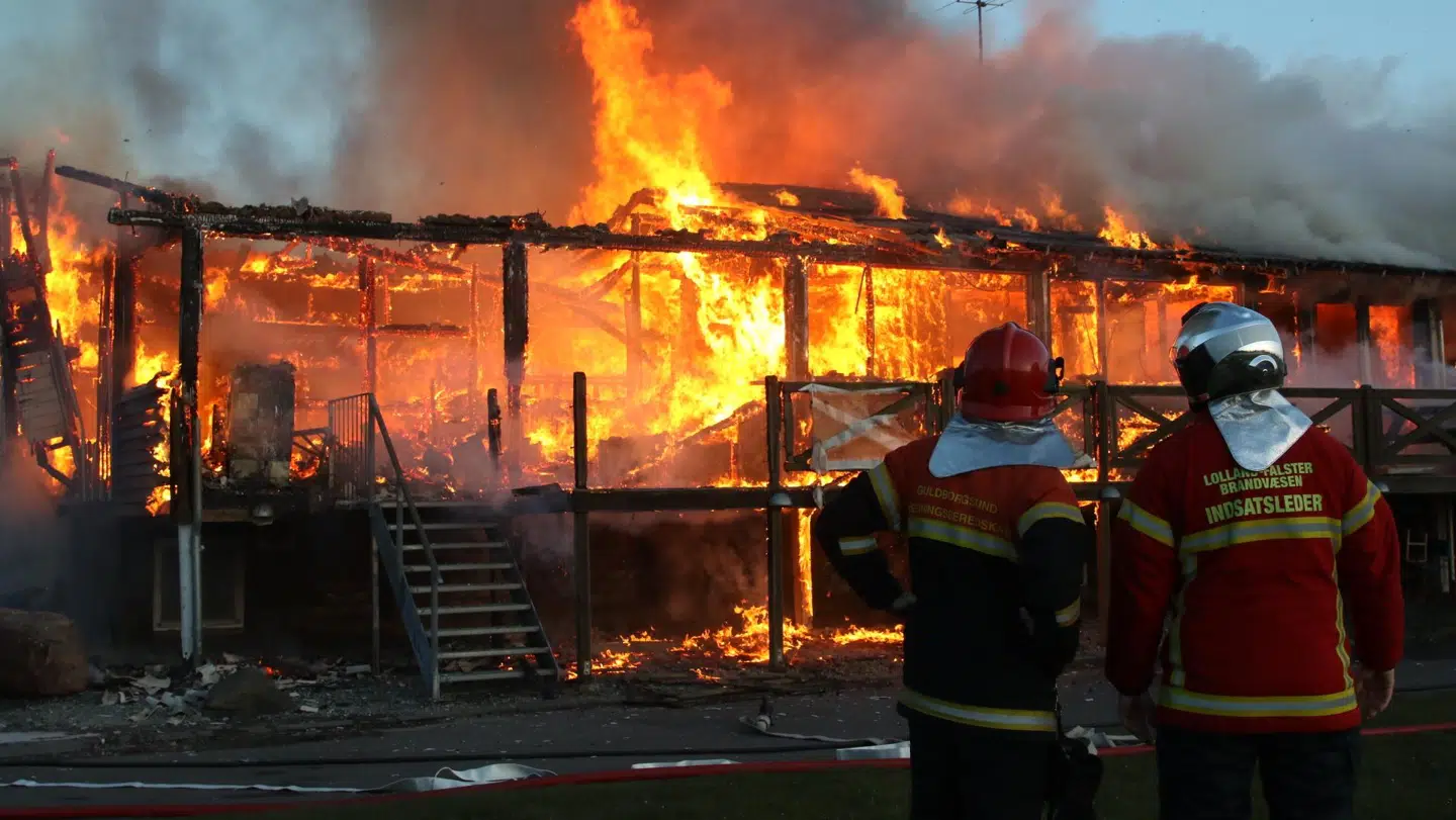Melding om det brændende klubhus i Nykøbing Falster kom tidligt lørdag morgen.