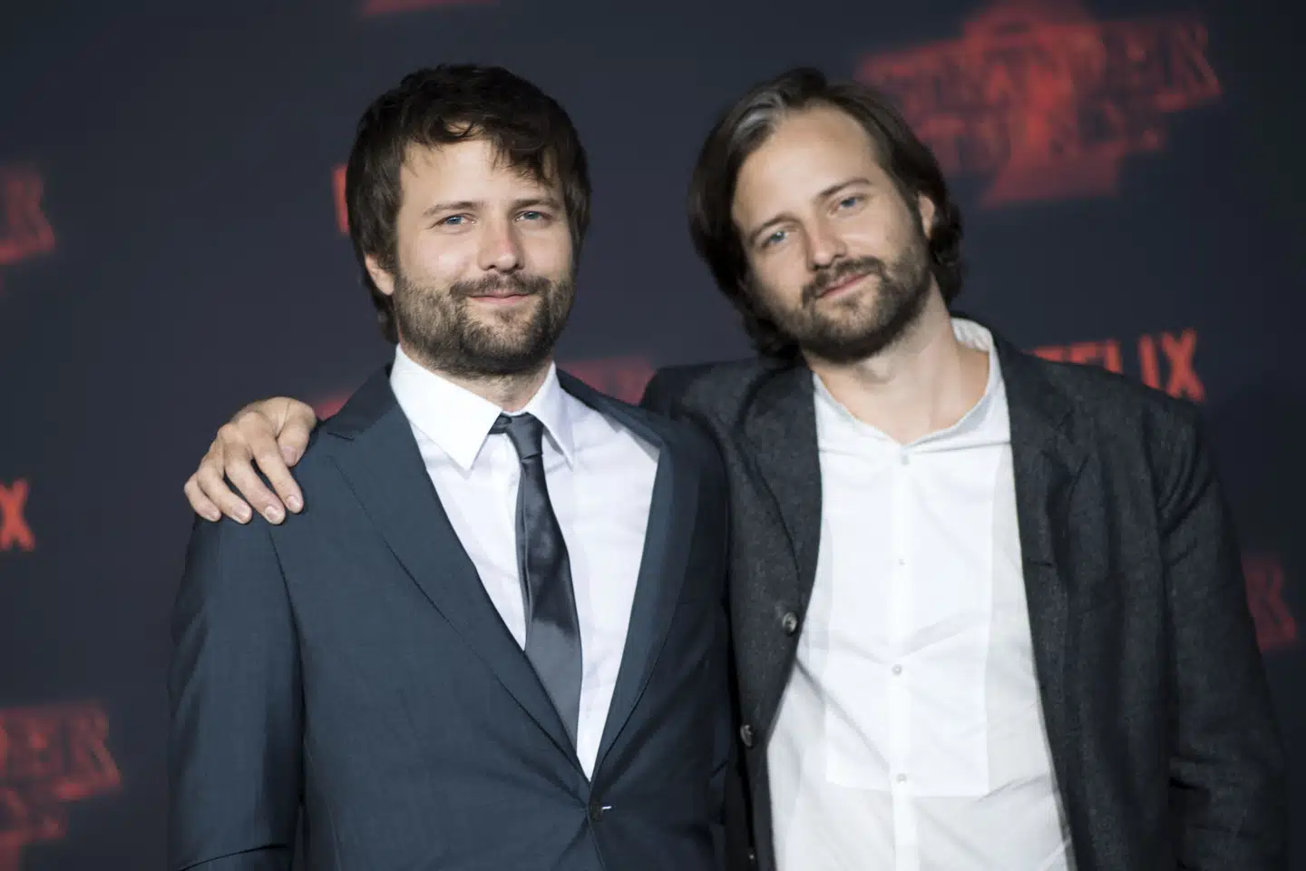 Serieskaberne Ross (til venstre) og Matt Duffer beskyldes for at have stjålet idéen bag den voldsomt populære science fiction-serie Stranger Things fra en amerikansk filminstruktør. Valerie Macon/Ritzau Scanpix