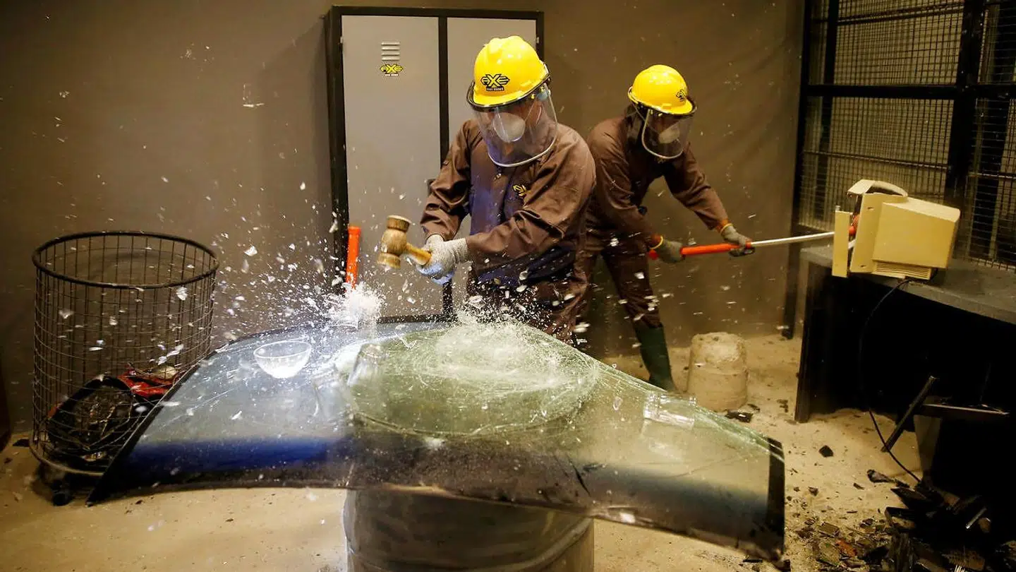 Jordanske mænd smadrer genstande med økser i vredesrummet.