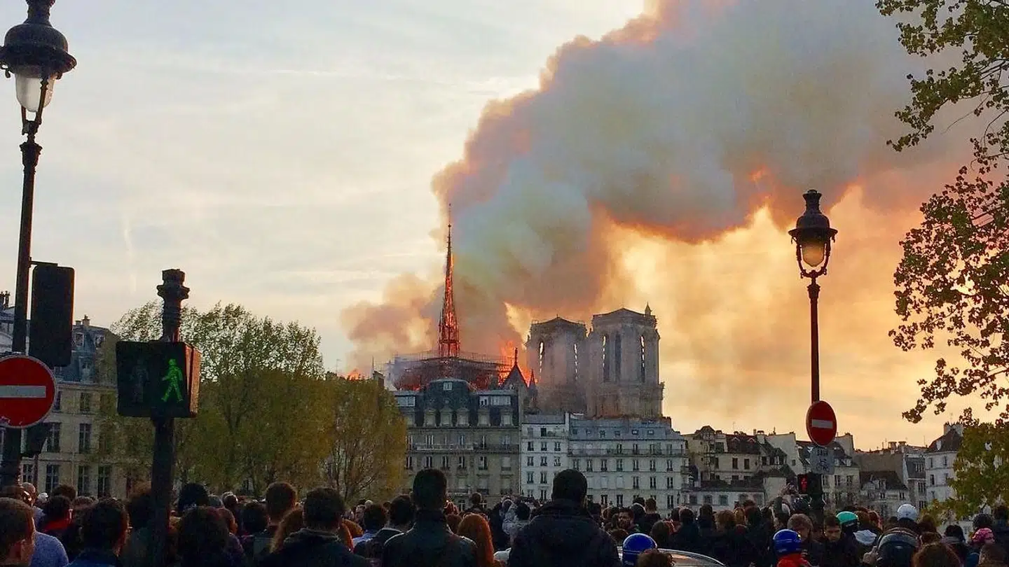 Notre Dame i flammer.