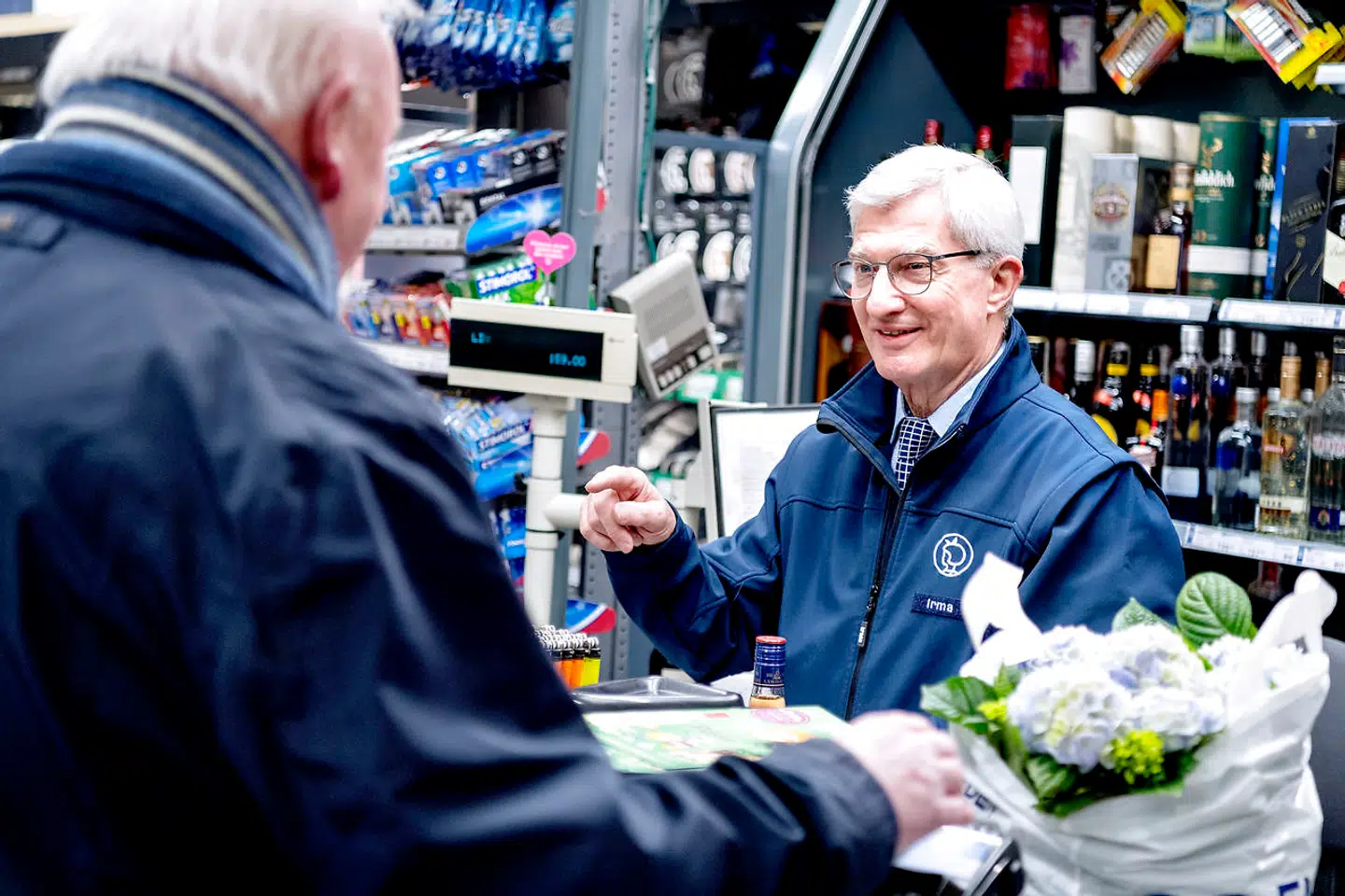 Flemming er nomineret til 'Årets sødeste kassedame', og det har fået stor opmærksomhed hos de lokale kunder.