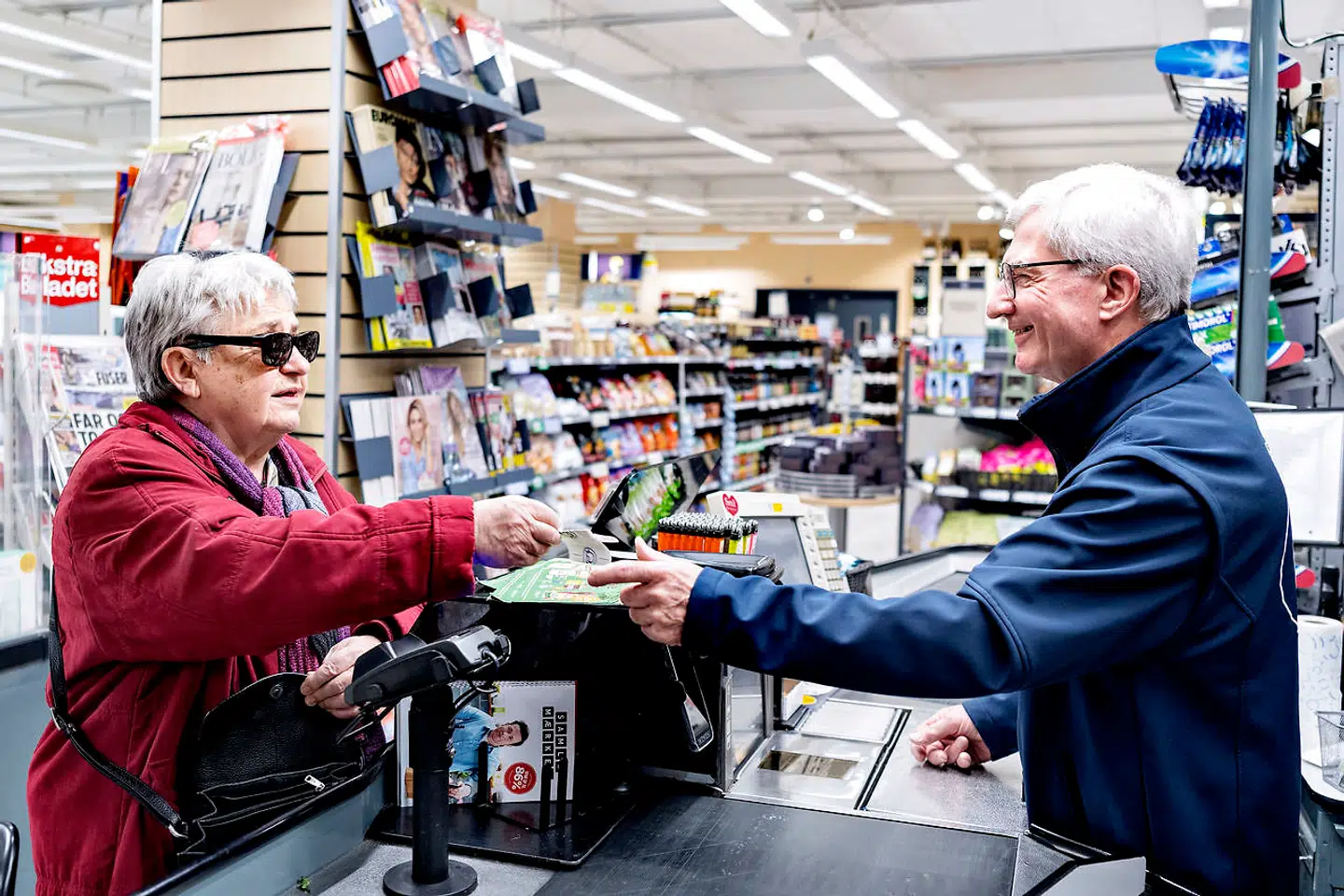Kvinden kommer primært i butikken for at købe ost, byens bedste lam og for at få en god snak med kassedame Flemming.