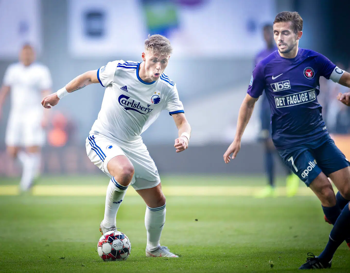 FCKs Viktor Fischer og FC Midtjyllands Jakob Poulsen under superligakampen mellem FCK - FC Midtjylland i Parken torsdag den 18. april 2019.. (Foto: Liselotte Sabroe/Ritzau Scanpix)