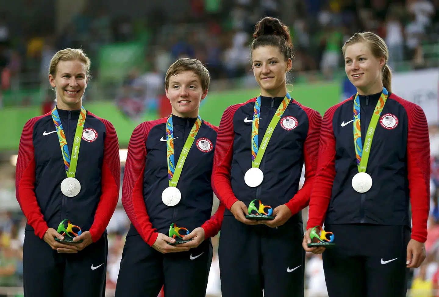 Kelly Catlin (nummer to fra venstre) vandt OL-sølv i i banecykling for hold i 2016.
