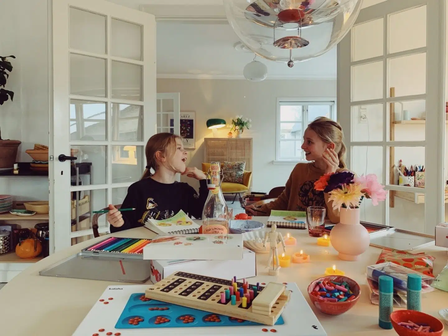 Louise Johansen fanger små, inspirerende hverdagsøjeblikke af pigerne i muremestervillaen.