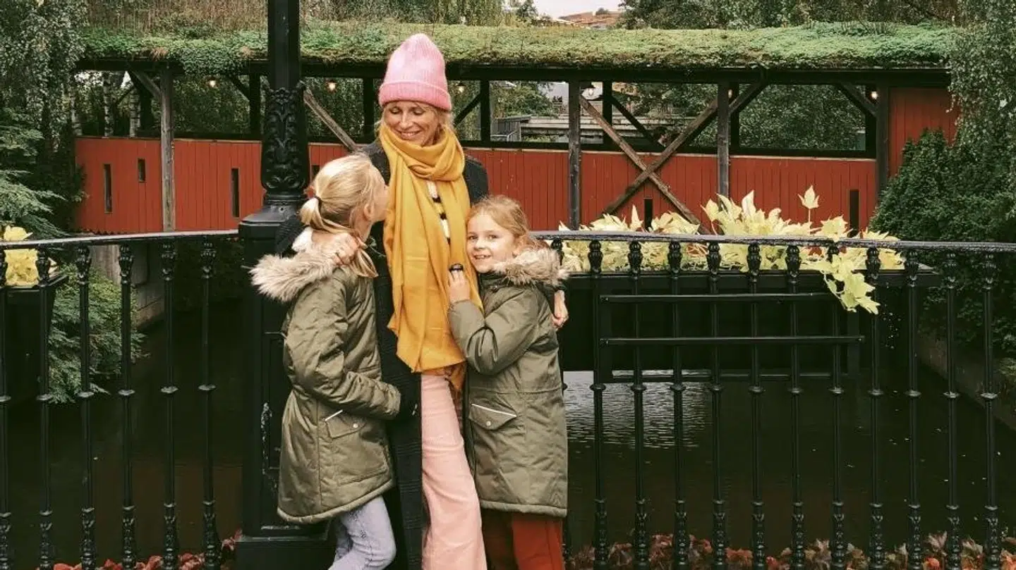 Pigerne synes det er ret sejt at være med på mors blog, fortæller Louise Johansen.