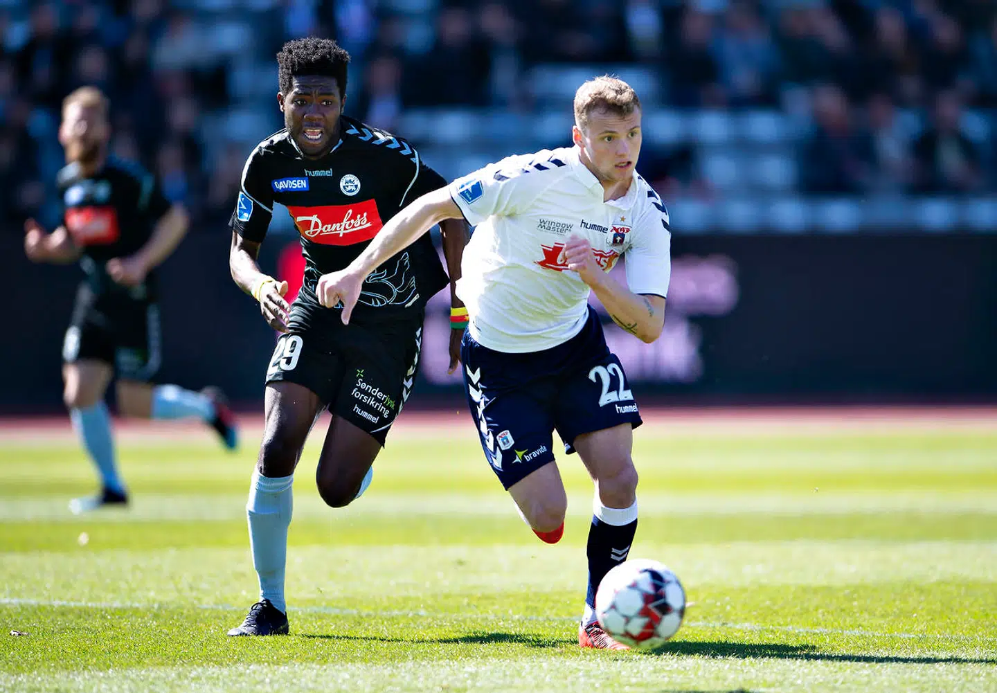 AGF's Benjamin Hvidt mod SønderjyskEs Victor Ekani under Superligakampen mellem AGF og SønderjyskE på Ceres Park i Aarhus , torsdag 18. april 2019.. (Foto: Henning Bagger/Ritzau Scanpix)