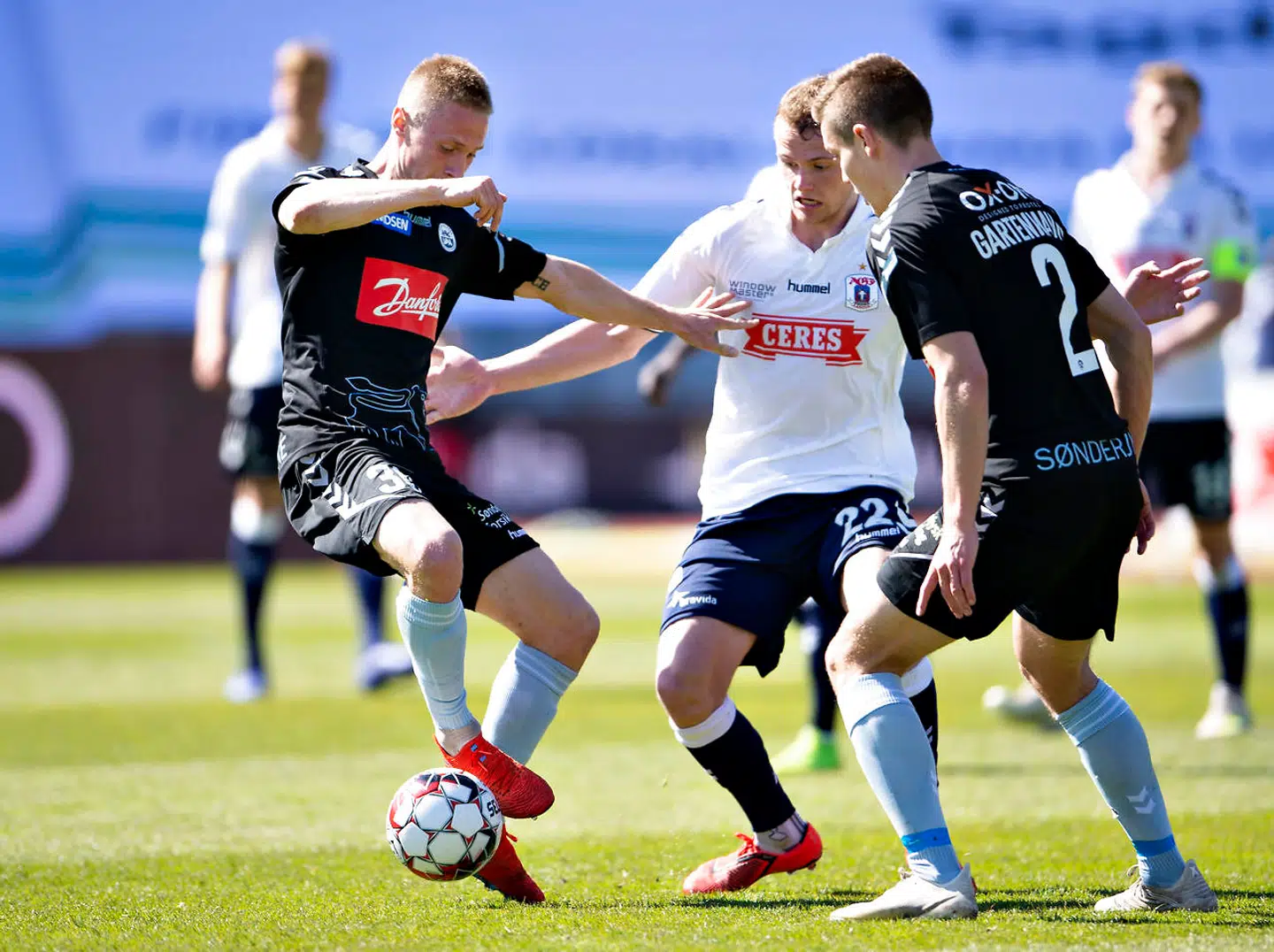 SønderjyskEs Marcel Rømer mod AGF's Benjamin Hvidt under Superligakampen mellem AGF og SønderjyskE på Ceres Park i Aarhus , torsdag 18. april 2019.. (Foto: Henning Bagger/Ritzau Scanpix)