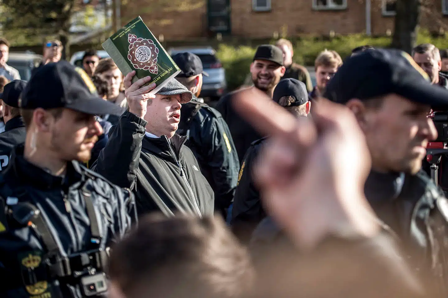 Rasmus Paludan har ved flere demonstrationer selv brændt, kastet med og trådt på Koranen. Her demonstrerer han foran Gl. Hellerup gymnasium i Hellerup, onsdag den 17. april 2019.