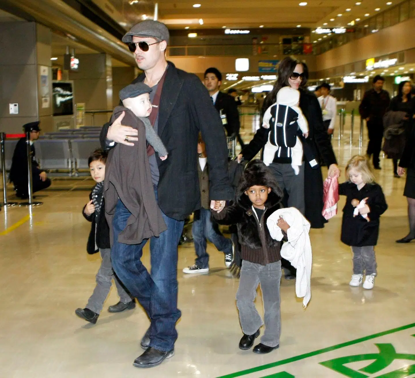 Brad Pitt og Angelina ankommer til en japansk lufthavn i 2009 sammen med deres børn. Parret har sammen seks både biologiske og adopterede børn.