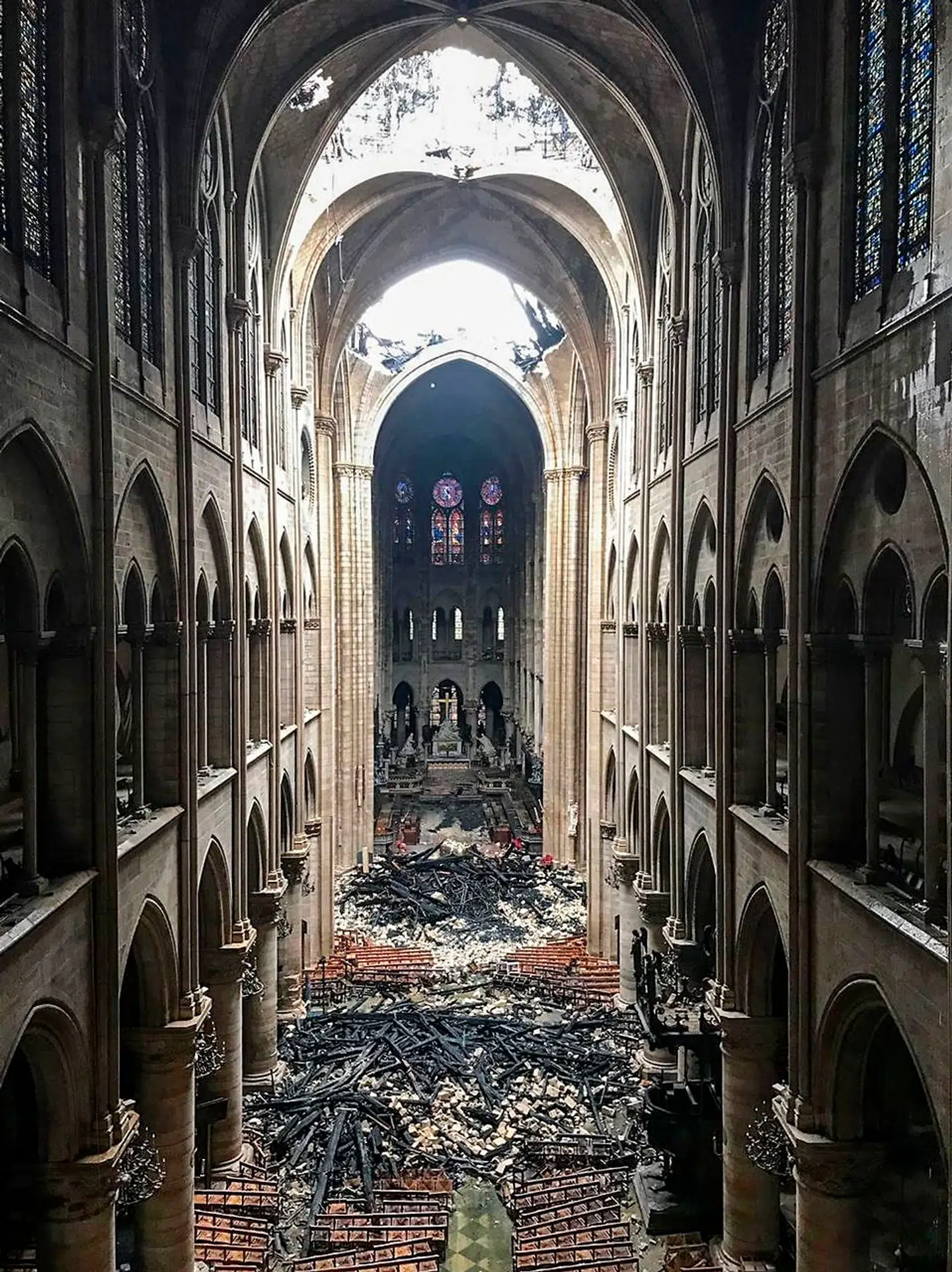 Sådan ser der ud inde i Notre Dame efter branden.