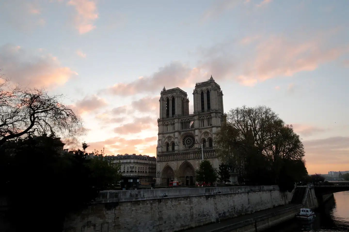 Taget og flere andre dele af Notre Dame blev ødelagt eller beskadiget af branden i katedralen mandag aften. Men det lykkedes brandfolkene at redde stenstrukturen. Philippe Wojazer/Reuters