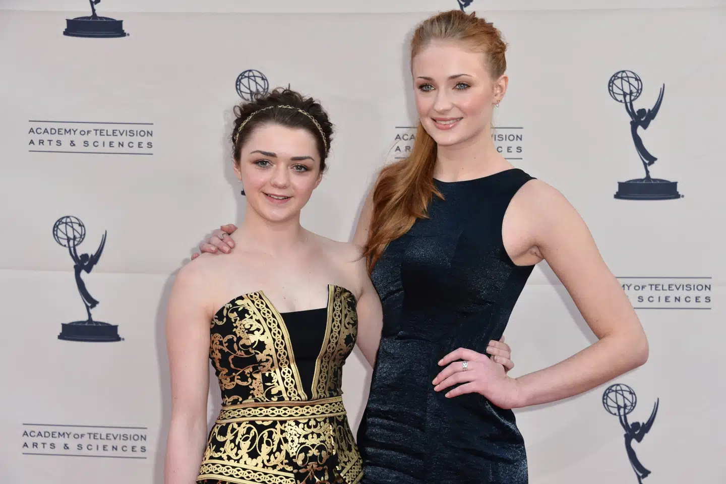Sophie Turner (th) som 17-årig ved premieren til tredje sæson af Game of Thrones i 2013. Her sammen med Maisie Williams, der spiller Turners søster i serien, Arya Stark. Alberto E. Rodriguez/Ritzau Scanpix