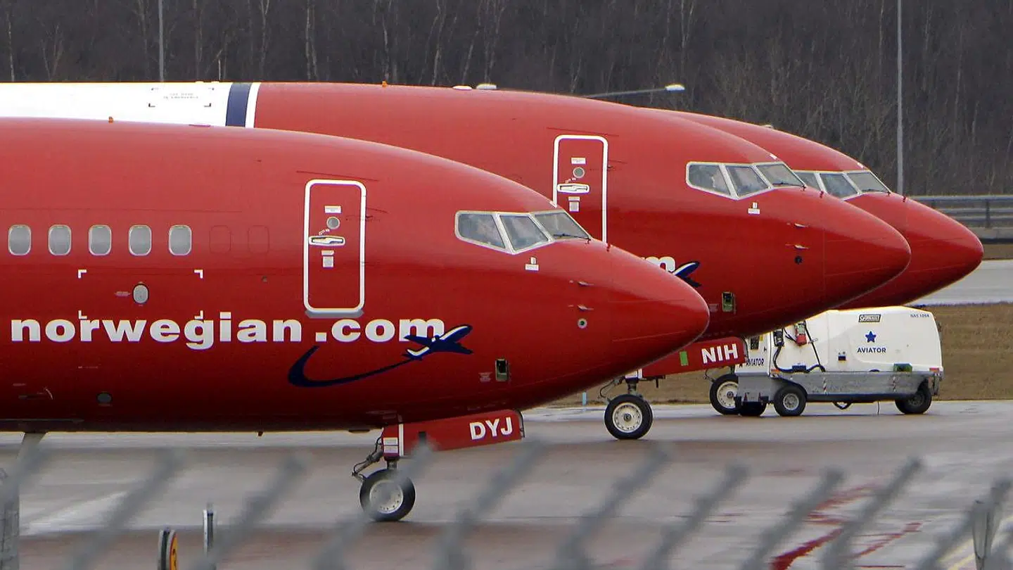 Medarbejderne har i følge Norwegian lov til at gå med flade sko i flykabinen, mens kravet om en henvisning fra lægen er, når kvinder går uden for kabinen.