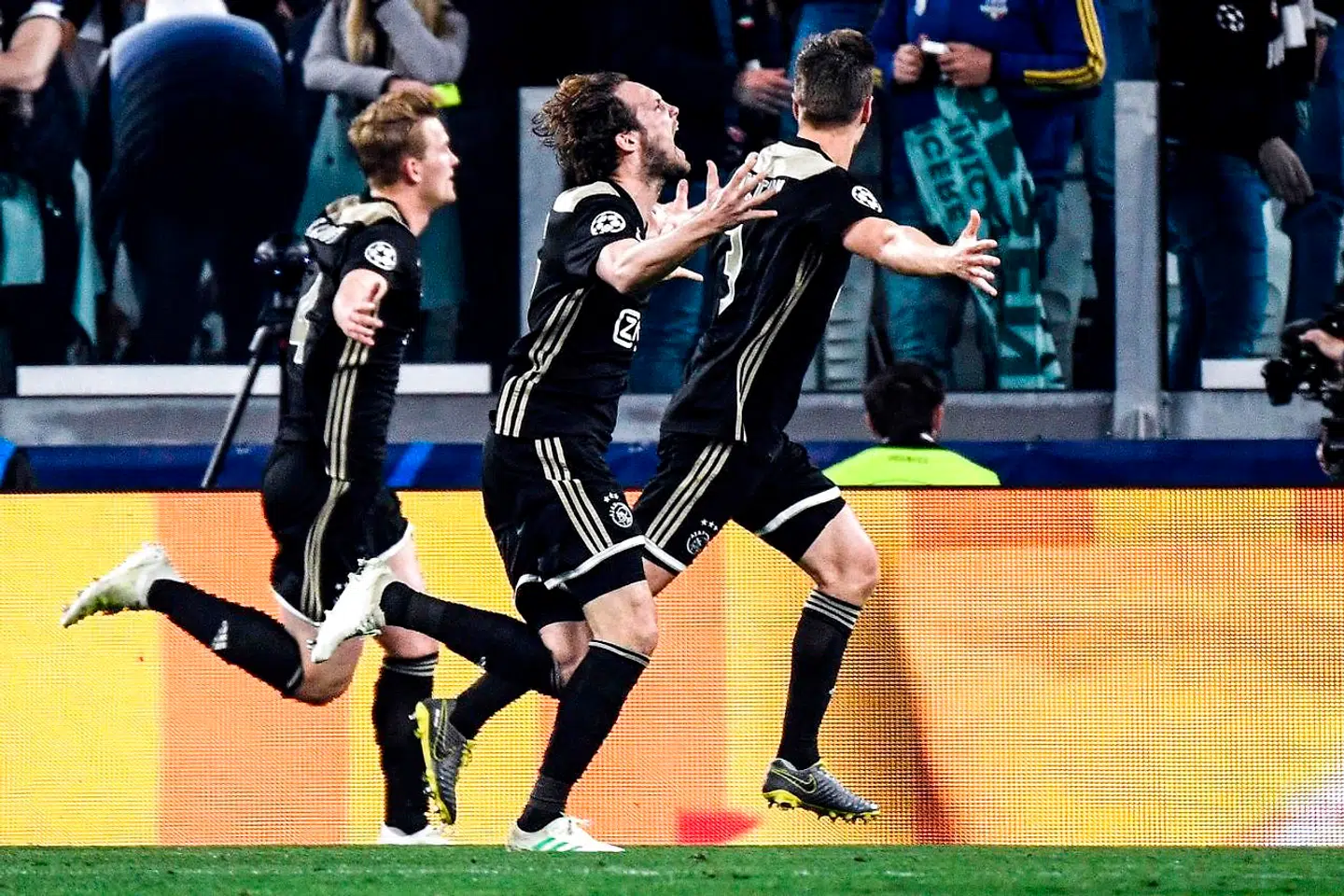 Ajax's Dutch defender Matthijs de Ligt (L) celebrates with Ajax's Dutch defender Daley Blind (C) after scoring his team's second goal during the UEFA Champions League quarter-final second leg football match Juventus vs Ajax Amsterdam on April 16, 2019 at the Juventus stadium in Turin. (Photo by Filippo MONTEFORTE / AFP)