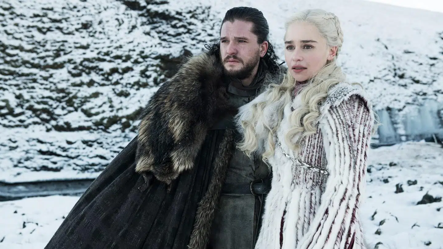 Kit Harington og Emilia Clarke brugte tre dage på de 10 sekunder, vi ser dem ride på dragerne. (Creative Commons)