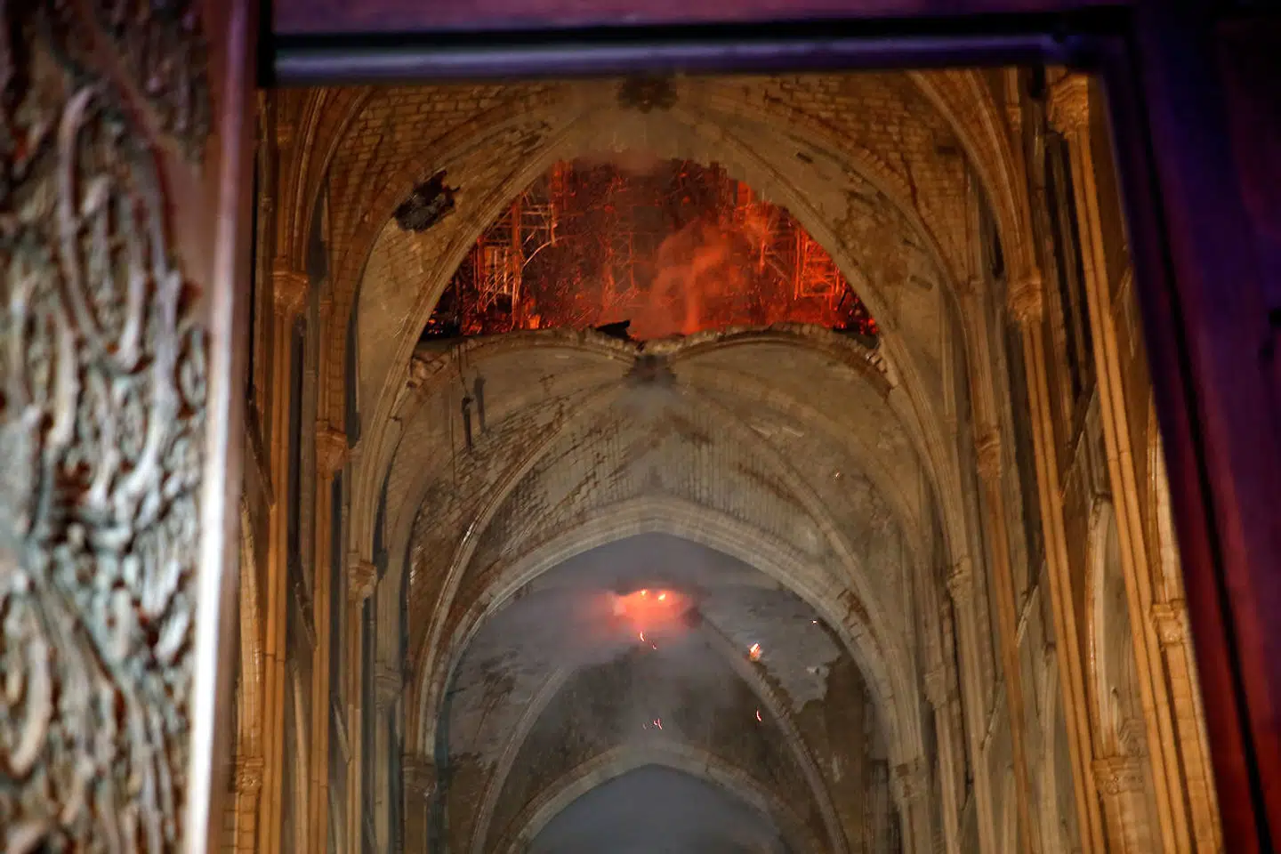 Sådan så der ud inde i Notre Dame natten til tirsdag.