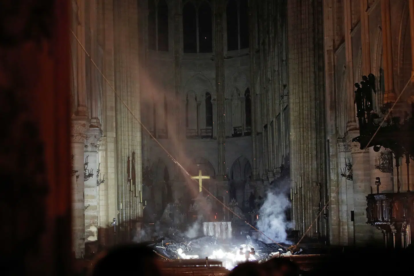 Sådan så der ud inde i Notre Dame natten til tirsdag.