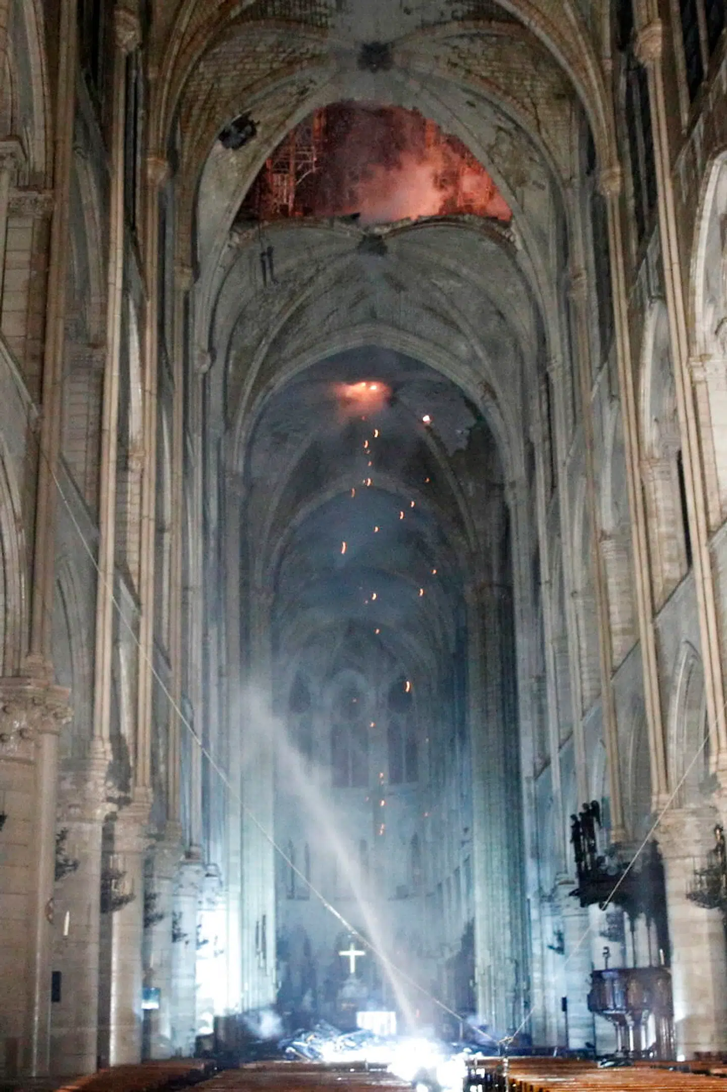 Sådan så der ud inde i Notre Dame natten til tirsdag.