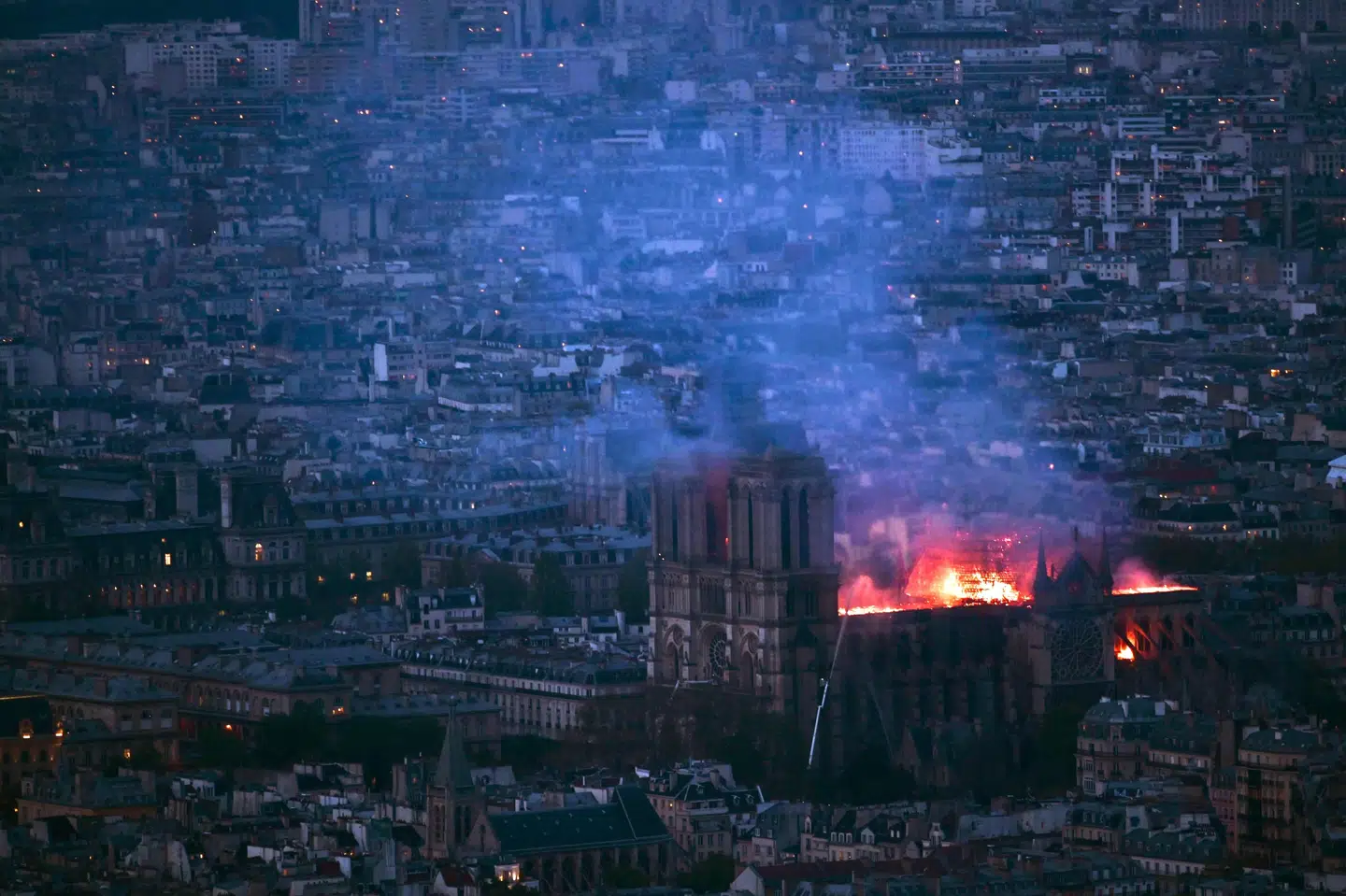 Det er en del af os selv, der er gået op i flammerne, siger præsident Emmanuel Macron under den katastrofale brand i kirken Notre Dame mandag aften i hjertet af Paris. Philippe Lopez/Ritzau Scanpix
