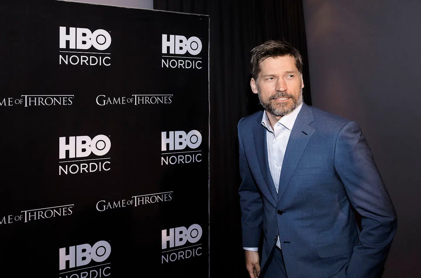 Der lød et hvin, da Nikolaj Coster-Waldau mødte op på den røde løber i biografen Imperial til fremvisningen af første afsnit af sidste sæson af 'Game of Thrones'.
