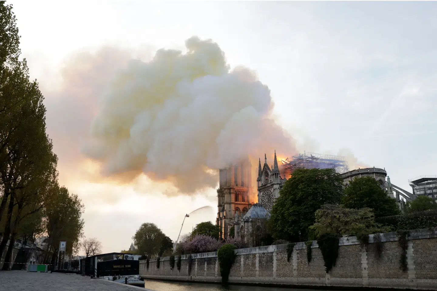 Notre Dame står mandag aften i flammer, og røgskyen kan se fra store dele af Paris. Thomas Samson/Ritzau Scanpix
