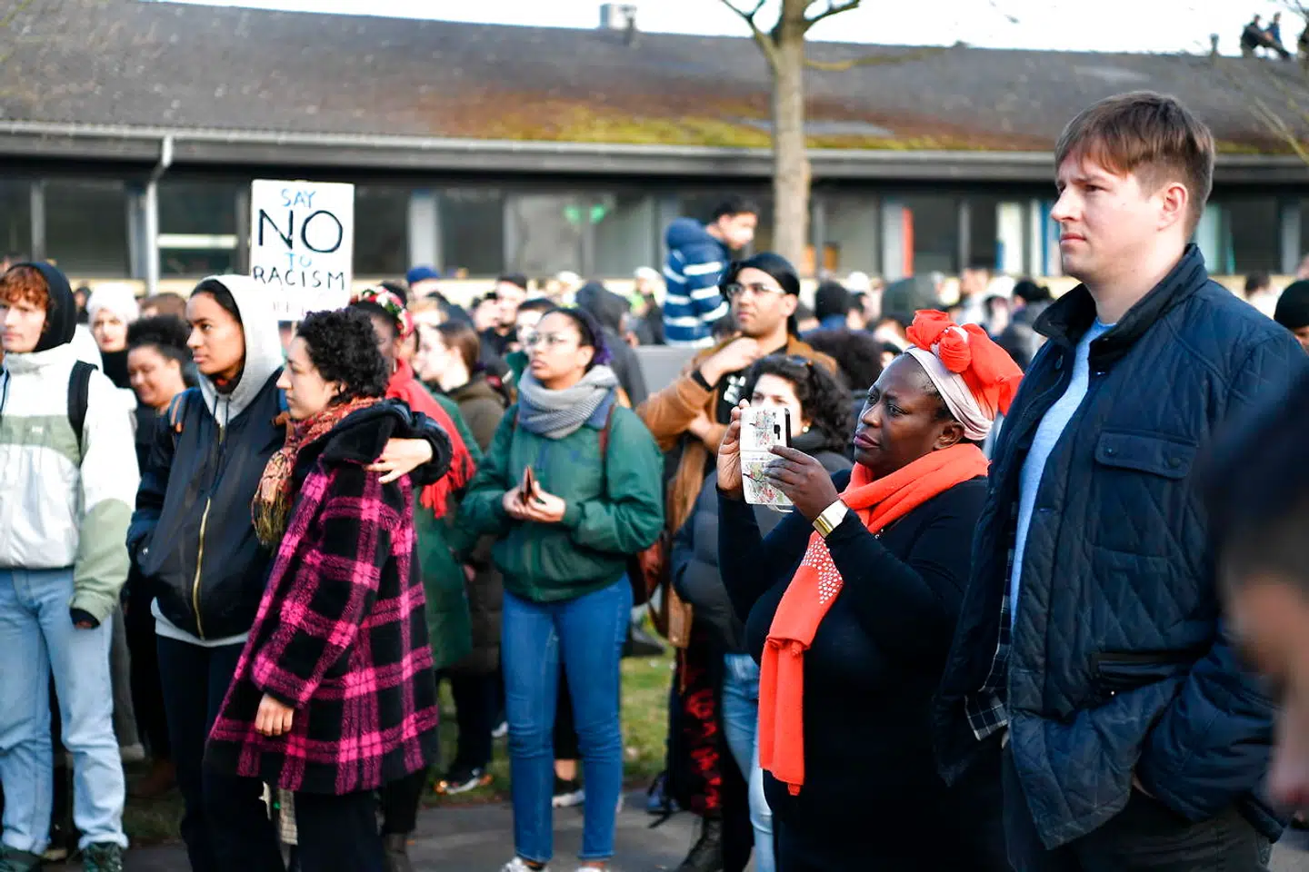 Rasmus Paludan fra Stram Kurs demonstrerer i Albertslund, mandag den 15. april 2019. Demonstrationen sker på baggrund af, at han blev idømt en betinget fængselsstraf for at have udtalt sig forhånende eller nedværdigende om sorte i Sydafrika på YouTube. Demonstrationen foregår foran hus som tilhører forkvinden for Black Lives Matter.. (Foto: Anthon Unger/Ritzau Scanpix)