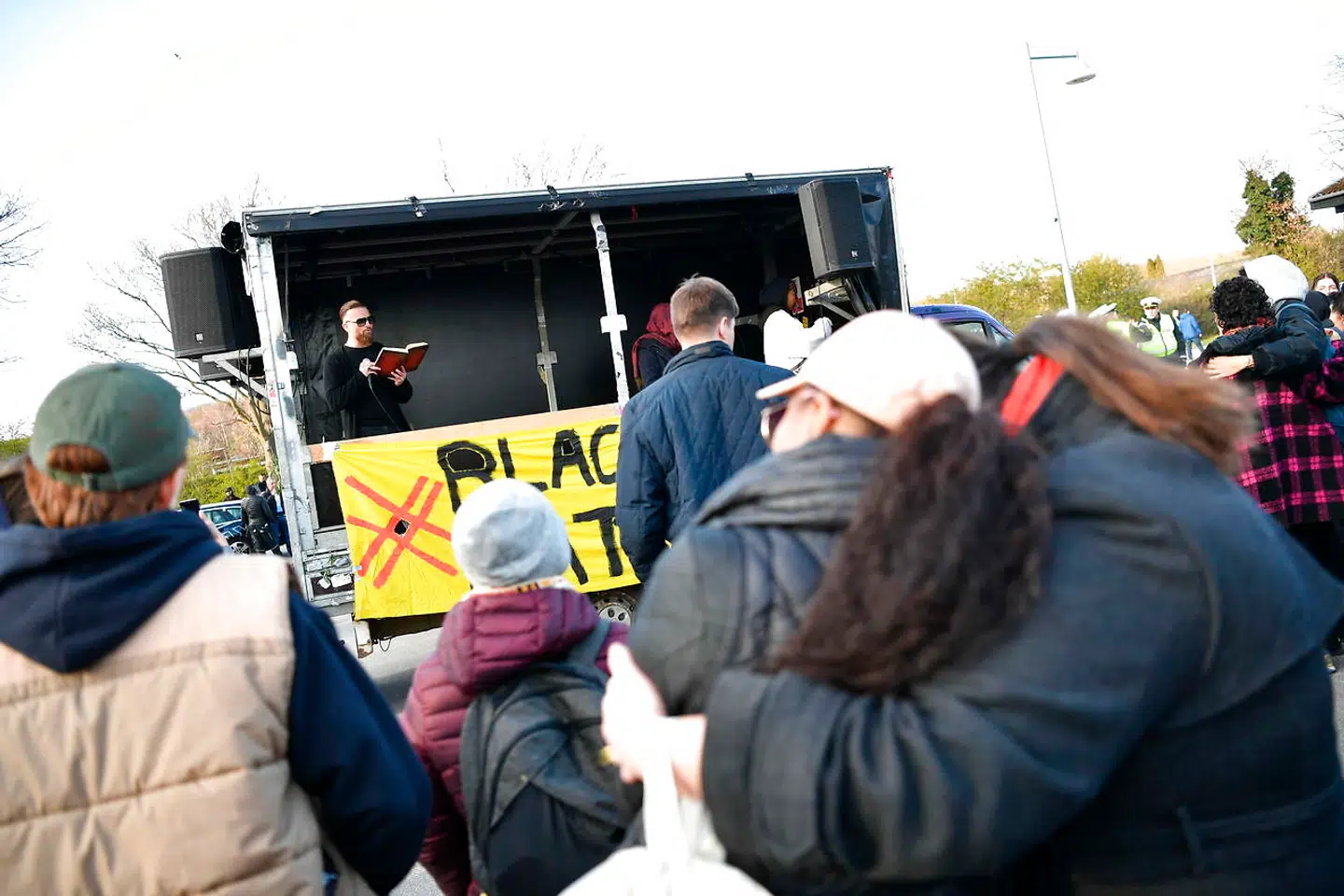 Rasmus Paludan fra Stram Kurs demonstrerer i Albertslund, mandag den 15. april 2019. Demonstrationen sker på baggrund af, at han blev idømt en betinget fængselsstraf for at have udtalt sig forhånende eller nedværdigende om sorte i Sydafrika på YouTube. Demonstrationen foregår foran hus som tilhører forkvinden for Black Lives Matter.. (Foto: Anthon Unger/Ritzau Scanpix)