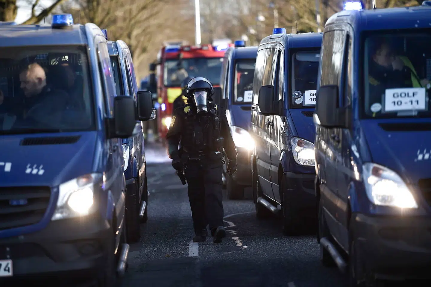 Røg i gaden i Albertslund, mandag den 15. april 2019. Rasmus Paludan har mandag fået forbud mod at demonstrere i Københavns Vestegns politikreds. Forbuddet gælder frem til klokken 12 tirsdag, oplyser politiet. (Foto: Mads Claus Rasmussen/Scanpix 2019)