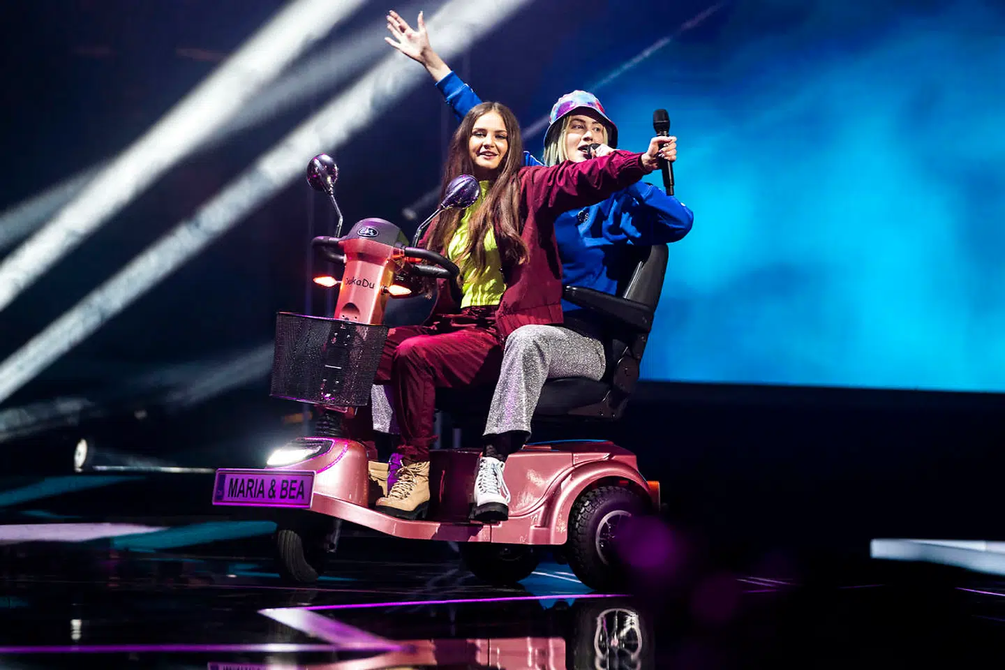 Maria og Bea rappede sig gennem Bomfunk MC's megahit 'Freestyler' fra en elscooter.