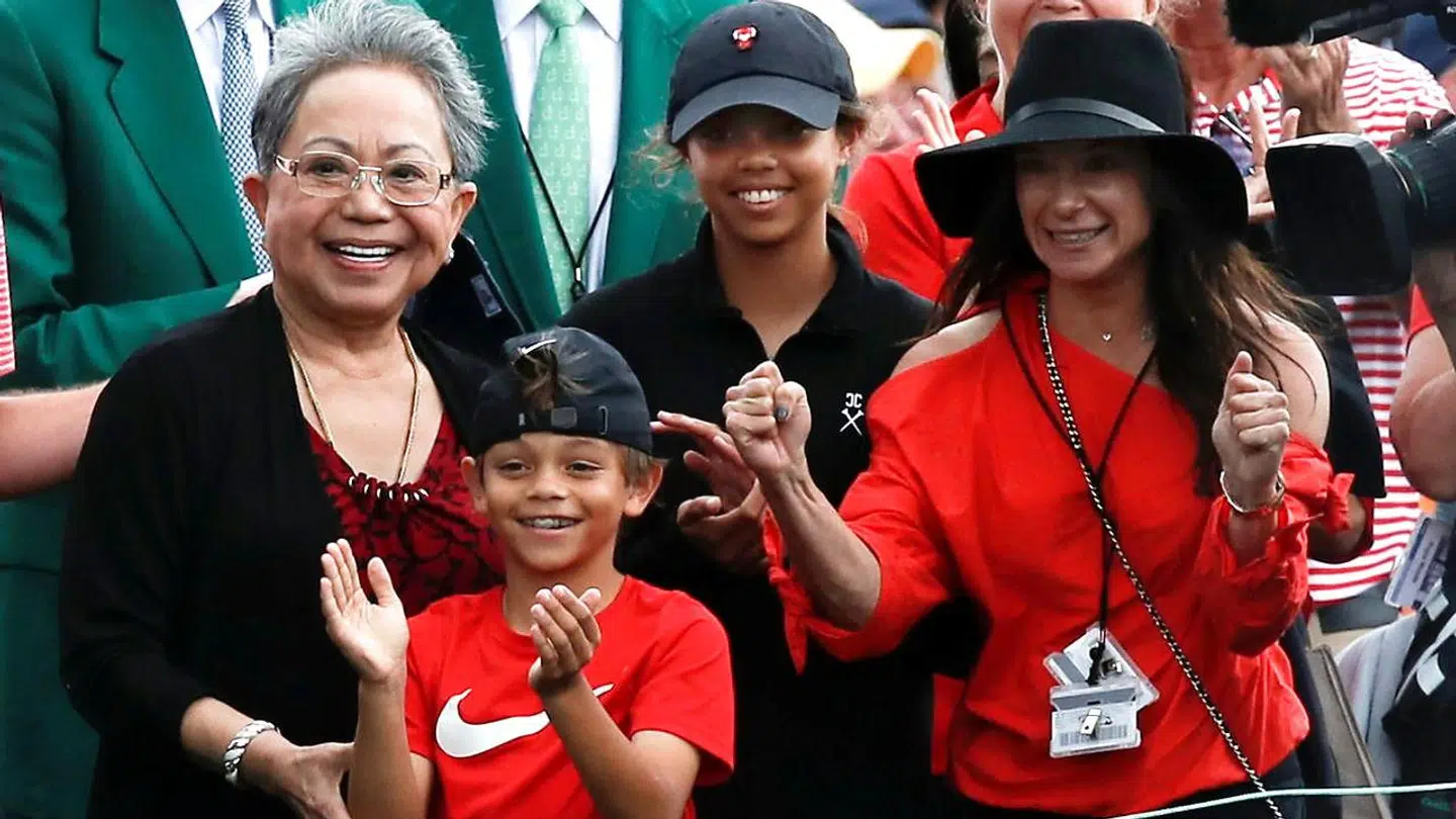 Tiger Woods' familie var med på sidelinjen under turneringen. Mor Kultida (tv.), sønnen Charlie Axel, datteren Sam Alexis og kæresten Erica Herman (th.) heppede på ham hele vejen.
