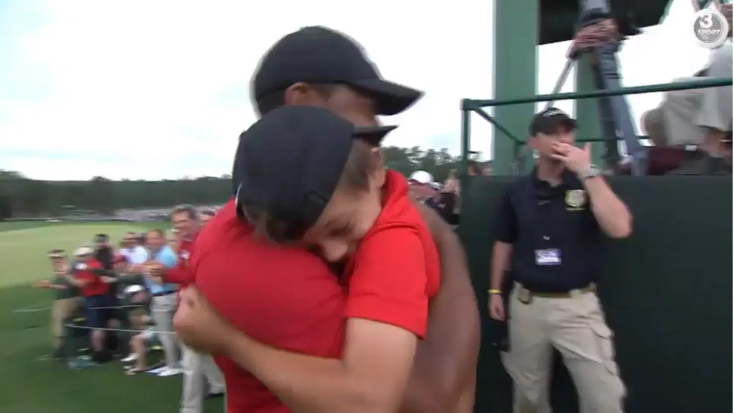 Tiger Woods og sønnen Charlie delte et rørende øjeblik efter søndagens sejr.