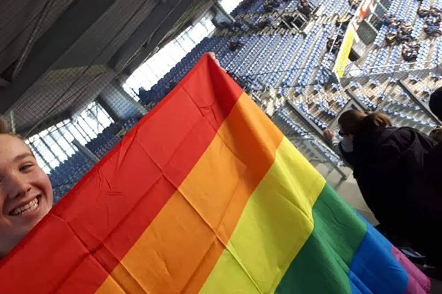 16-årige Tobias Lawaetz havde taget et pride-flag med på Brøndby Stadion. Men efter en ubehagelig oplevelse blev det hurtigt pakket væk igen.