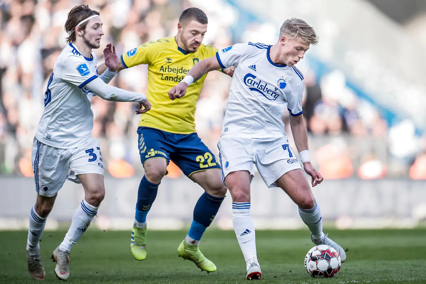 FC Københavns Viktor Fischer, Brøndby IFs Josip Radosevic og FC Københavns Rasmus Falk under Superligakampen mellem Brøndby IF og FC København på Brøndby Stadion i Brøndby, søndag den 14. april 2019. FCK vinder kampen 1-2.