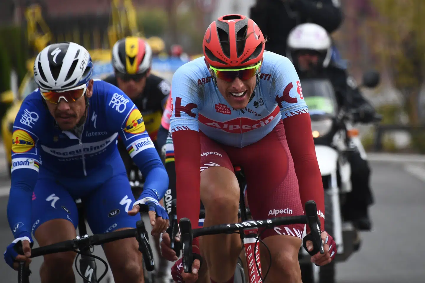 Philippe Gilbert og Nils Politt skabte afgørelsen i Paris-Roubaix, da de slap fri af en udbrydergruppe 14 kilometer fra mål. Anne-Christine Poujoulat/Ritzau Scanpix