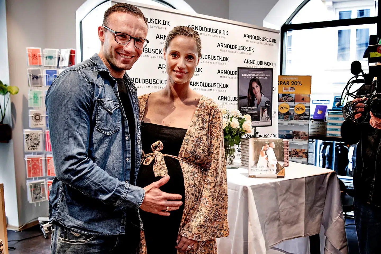 Lea Hvidt Kessler med sin mand, Mikkel Hvidt Kessler. De havde også børnene med, som løb rundt mellem benene på folk ved bogreceptionen.