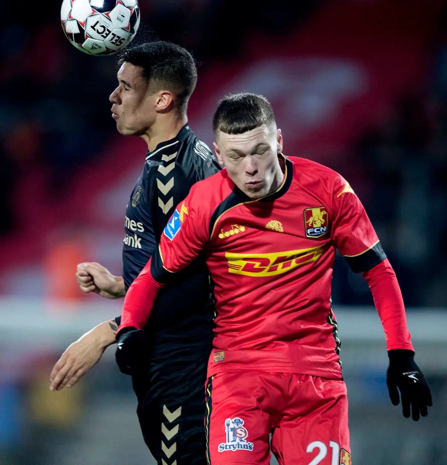 Brøndby-spiller Joel Kabongo (tv.), her i duel med FC Nordsjællands Andreas Skov Olsen, får muligvis sin derby-debut søndag mod FCK.