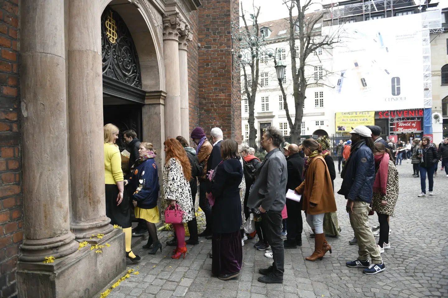 Foran Helligåndskirken i København venter de pårørende og venner til Master Fatman på at komme ind og tage plads ved hans bisættelse. Philip Davali/Ritzau Scanpix