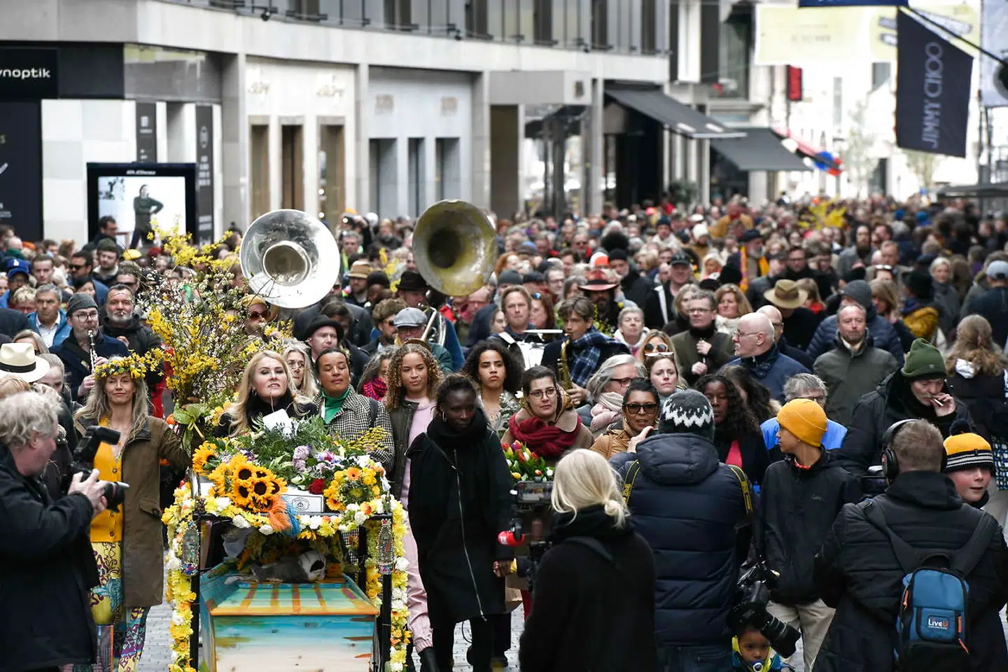 Det var et kæmpe optog, der gik gennem strøget med Master Fatmands kiste.