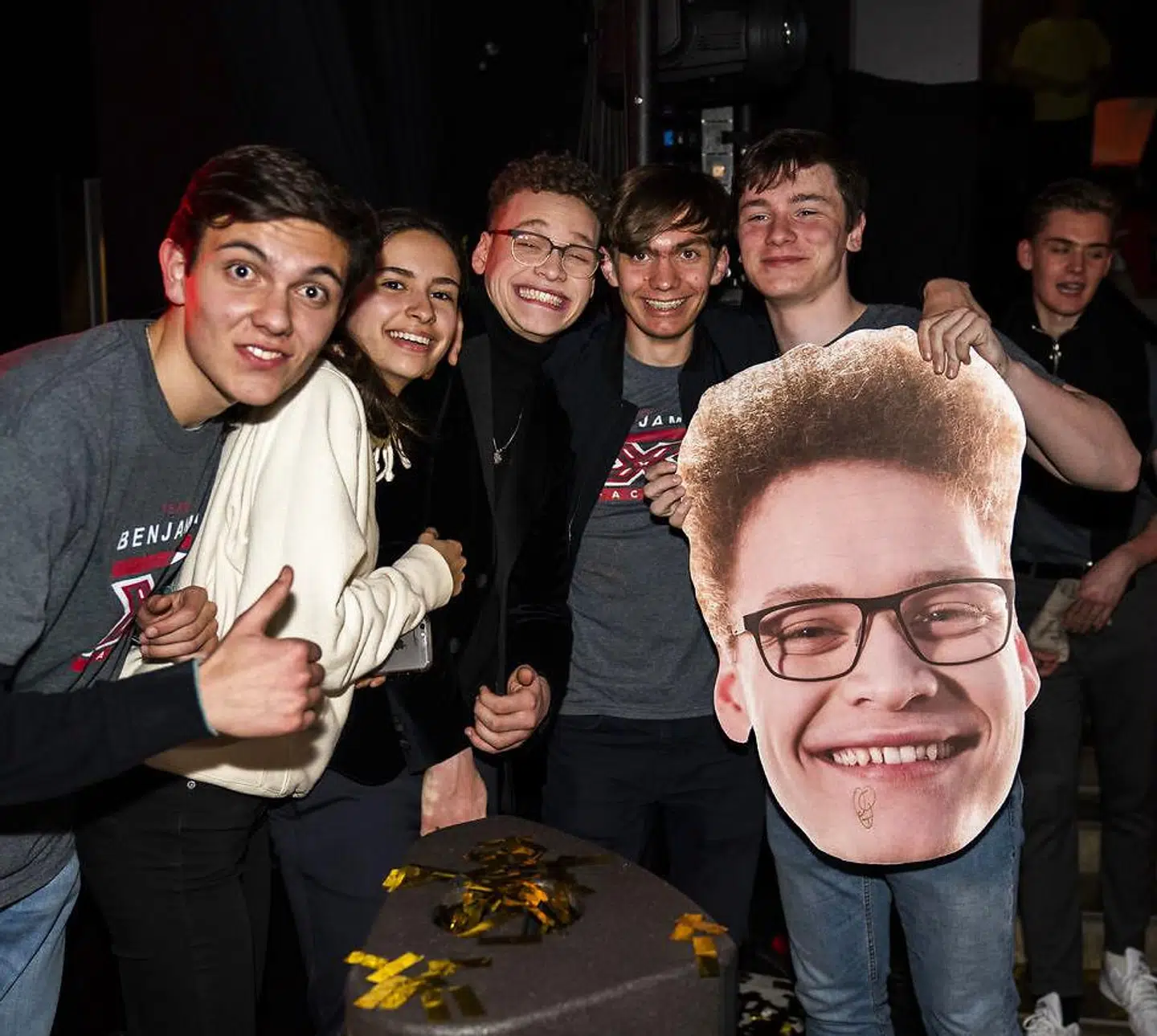 Benjamin med hele sin fanklub - bl.a. vennen Stanislas, som her får et klem.