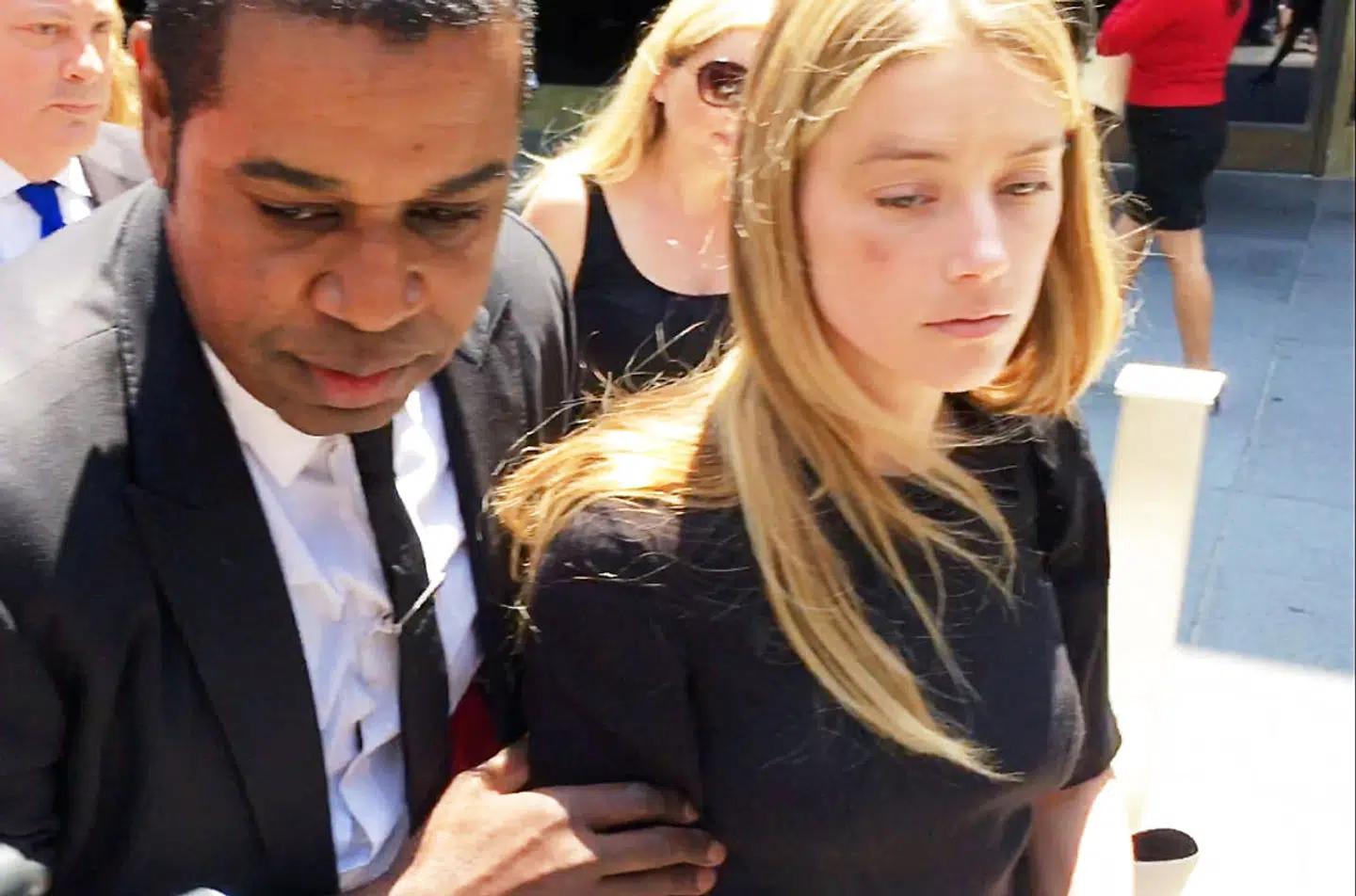Her ses Amber Heard på vej til Højesteretten i Los Angeles, Californien, i 2016, efter hun fik udstedt et polititilhold mod Johnny Depp.