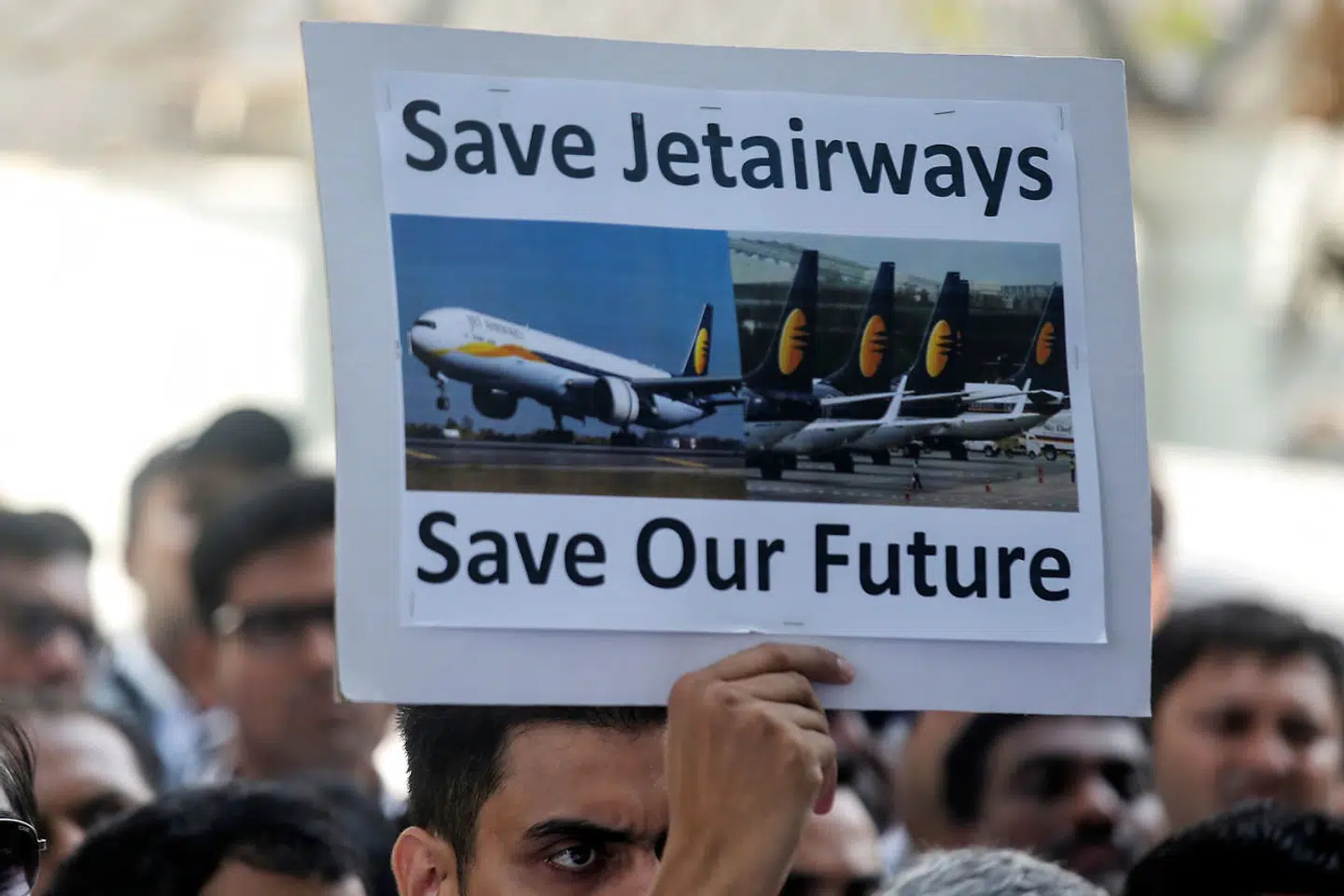 Jet Airways mange medarbejdere er bange for at miste deres job som følge af et potentielt kollaps.