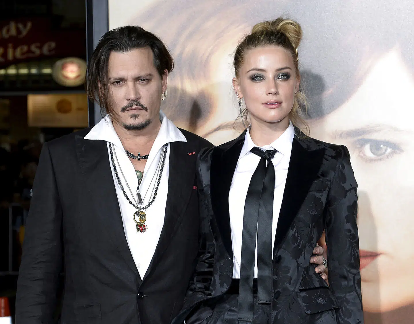 ARKIVFOTO. Skilsmisseforhandlingerne er nu slut, og skuespilleren Johnny Depp kan kalde sig skilt fra Amber Heard. (se Ritzau historie 141212) FILE PHOTO - - Cast member Amber Heard and husband Johnny Depp pose during the premiere of the film "The Danish Girl, " in Los Angeles, California November 21, 2015. REUTERS/Kevork Djansezian/File Photo