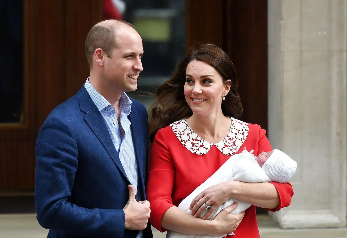 Prins William og hertuginde Kate posserer foran St. Marys Hospital i London efter fødslen af prins Louis. (Foto. EPA/Andy Rain)