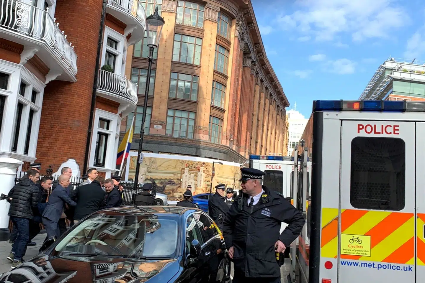 Julian Assange blev torsdag ført væk af britisk politi efter syv år på Ecuadors ambassade i London. Social Media/Ritzau Scanpix