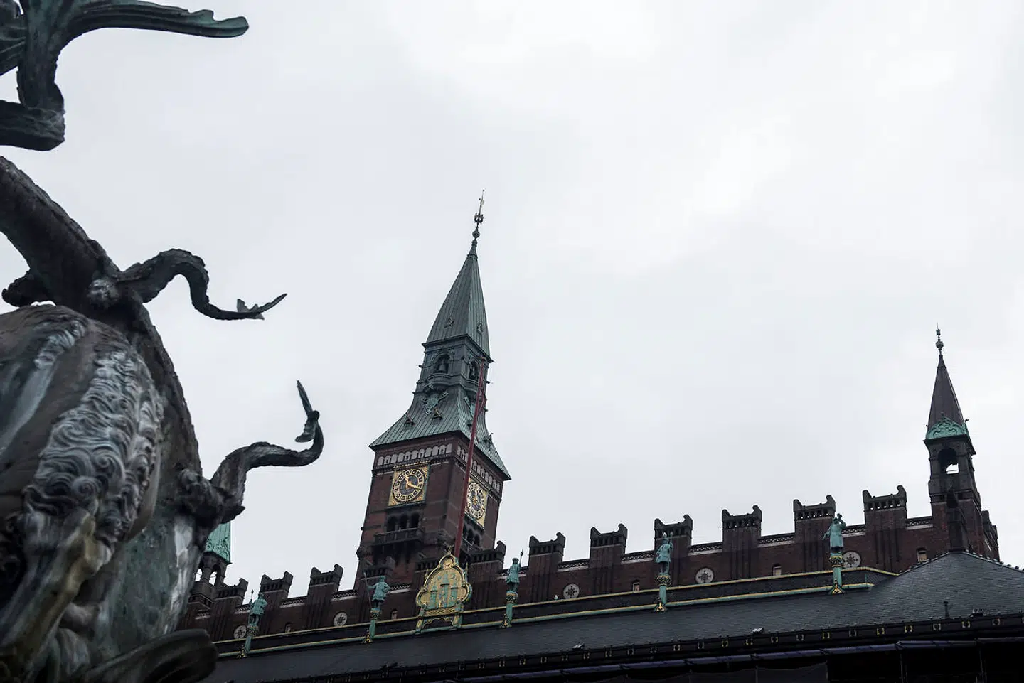 Københavns Kommune har hyret advokat Anders Valentiner-Branth og firmaet Nielsen Nørager for 7,8 millioner kroner på bare et enkelt år. Opgaverne kom ikke i de lovpligtige udbud.