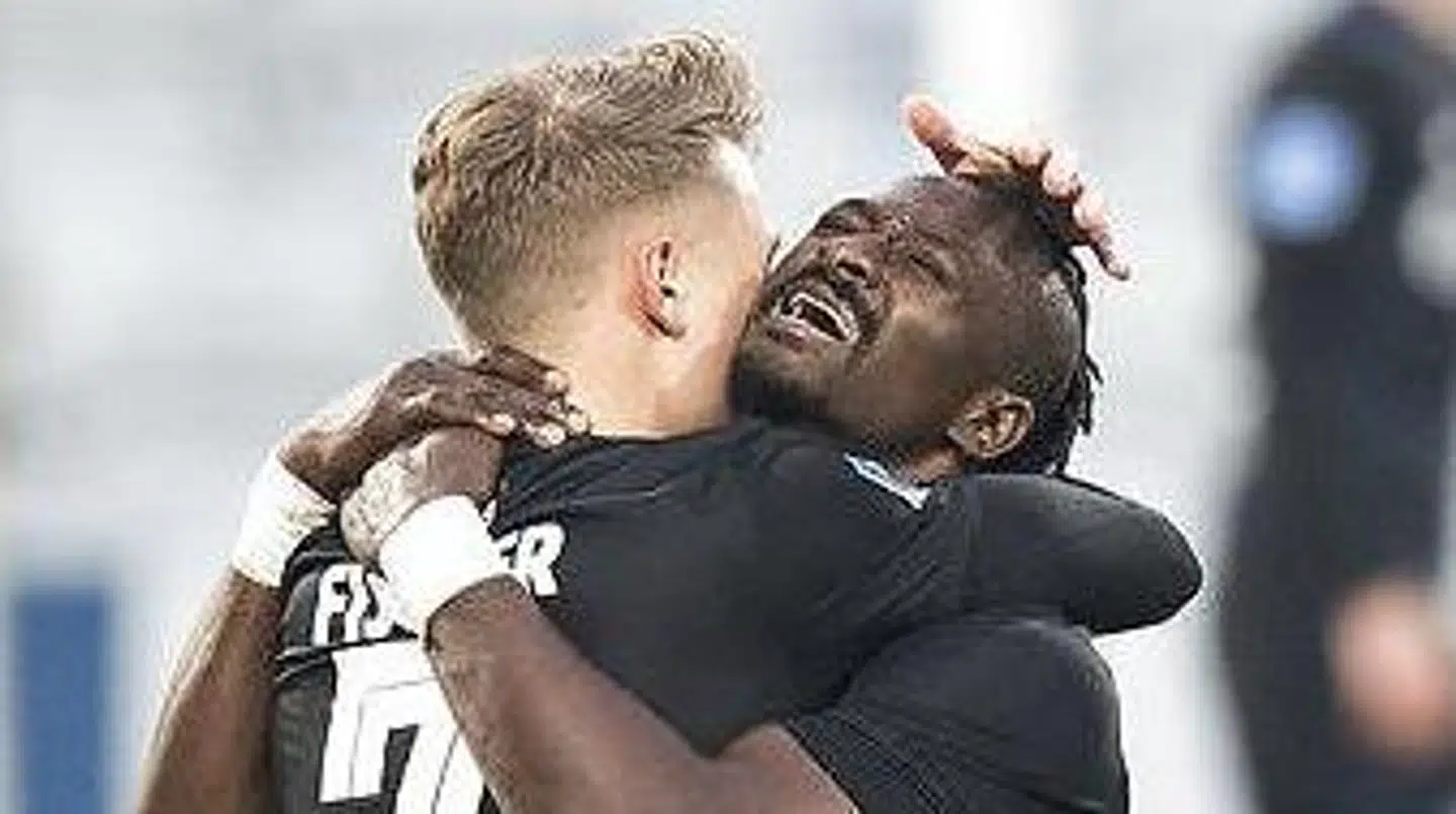 Viktor Fischer og Dame N'Doye i jubel i Odense.