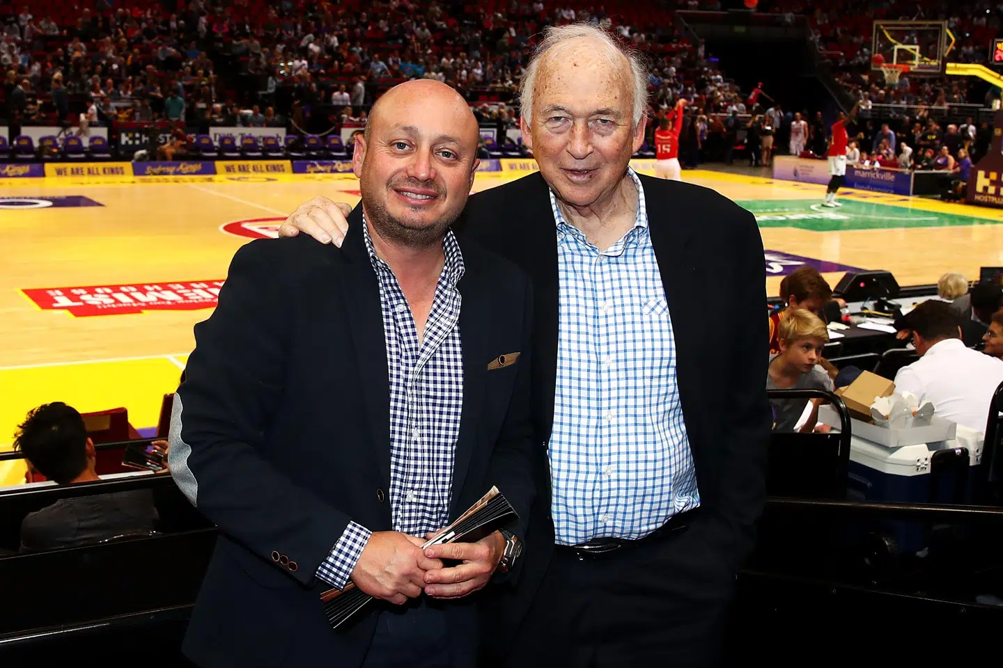 Jack Cowin (til højre) er Australiens 23.-rigeste mand - og formand for det selskab, der netop har opkøbt Domino's i Danmark. Her ses han sammen med NBL-ejeren, Larry Kestelman.