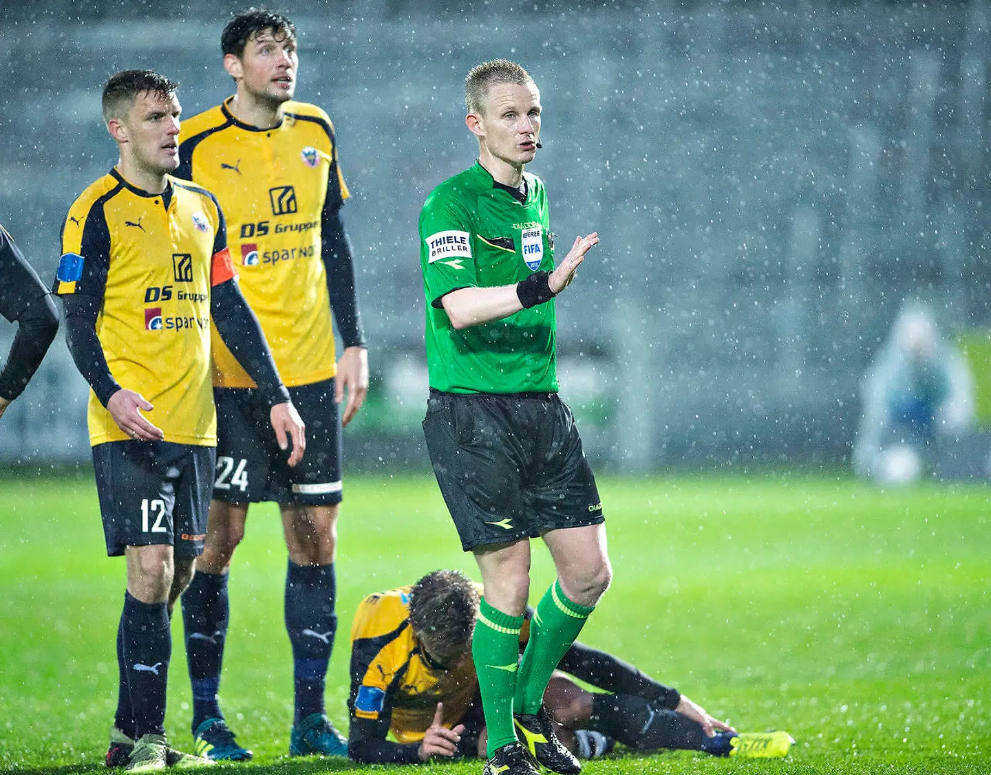 Dommer Jørgen Daugbjerg Burchardt i aktion i en superligakamp i sidste sæson mellem Hobro IK og FC Helsingør.