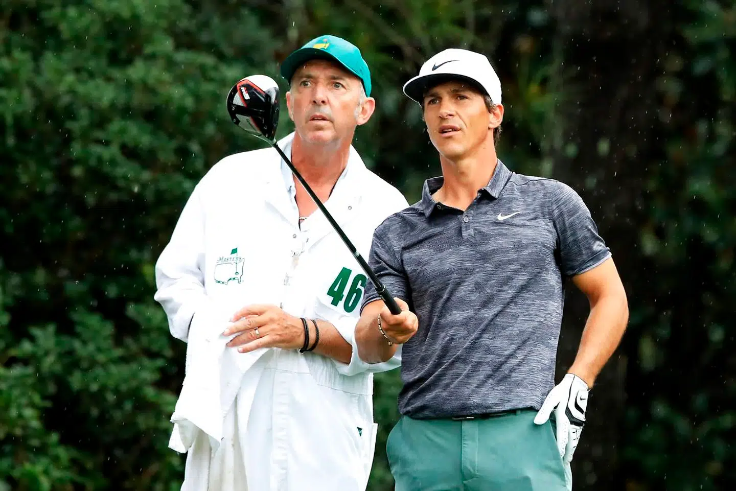 Den danske golfspiller Thorbjørn Olesen træner på Augusta National Golf Club før Major-turneringen Masters, der indledes torsdag. Her ses han sammen med sin caddie, Phil Morbey, under en træningsrunde.